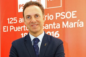 El portavoz del PSOE exige certeza tras el anuncio de Candón de “parking a 0,60 € al día y 30 € al mes”.